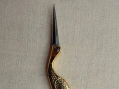 Keanggunan Klasik: Gunting Sulaman Stork Tahun 1930 oleh Jean Marie Roulo