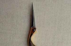 Keanggunan Klasik: Gunting Sulaman Stork Tahun 1930 oleh Jean Marie Roulo