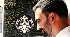 Zohran Mamdani, seorang ahli politik dari Parti Keadilan Rakyat (PKR), telah mencetuskan kontroversi dengan kritikannya terhadap Starbucks yang dianggap menyokong budaya pengeksploitan pekerja di Malaysia. Dalam satu hantaran di media sosial, beliau mengecam tindakan syarikat tersebut yang didakwa tidak memberikan keadilan kepada pekerjanya. Isu ini menjadi hangat apabila ramai netizen turut menyatakan pandangan mereka tentang gaji dan kebajikan pekerja di syarikat multinasional, seperti Starbucks, yang beroperasi di negara ini.
Tajuk: “Kontroversi Starbucks: Zohran Mamdani dan Isu Pekerja di Malaysia”