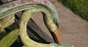 Swan Bench: Keindahan Seni Besi di Tepi Maze Taman