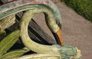 Swan Bench: Keindahan Seni Besi di Tepi Maze Taman