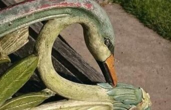 Swan Bench: Keindahan Seni Besi di Tepi Maze Taman