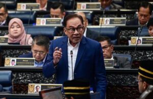 Malaysia Sebagai Negara Pemberi Hutang: Memahami Konsep Negara Pemberi Hutang Bersih
Menurut Perdana Menteri, Malaysia dianggap sebagai “net creditor nation” atau negara pemberi hutang bersih. Ini bermaksud Malaysia mempunyai lebih banyak aset luar negara berbanding liabiliti atau hutang kepada negara lain. Dalam erti kata lain, negara ini mempunyai kapasiti kewangan yang kuat untuk memberi pinjaman kepada entiti lain dan tidak terdesak dalam memenuhi tanggungjawab hutangnya. Konsep ini mencerminkan kestabilan ekonomi dan keupayaan Malaysia untuk menyimpan kekayaan serta melabur di luar negara.