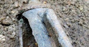 Penemuan Unik: Bekas Gangsa dengan 300 R di Como, Itali Utara