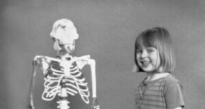 Perbandingan Evolusi: Sisa Skeleton Lucy dan Budak Perempuan 4 Tahun, 1974
