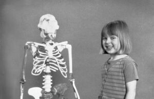 Perbandingan Evolusi: Sisa Skeleton Lucy dan Budak Perempuan 4 Tahun, 1974