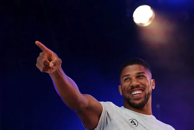 Anthony Joshua akan bertarung dengan Jake Paul dalam pertarungan tinju di Miami.