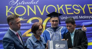 Pegawai tentera mengatasi kanser tulang untuk menamatkan ijazah sarjana.