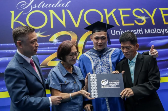 Pegawai tentera mengatasi kanser tulang untuk menamatkan ijazah sarjana.