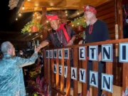 BAF 2025 menonjolkan keunikan seni Borneo melalui pelbagai bentuk seni tradisional dan kontemporari, termasuk tarian, ukiran, muzik, dan tekstil. Kesemua ini mencerminkan warisan budaya yang kaya dan pelbagai etnik di Borneo. Semangat perpaduan dipupuk melalui penglibatan semua komuniti dalam acara ini, mempromosikan kerjasama dan saling menghormati antara pelbagai bangsa. Melalui BAF 2025, kita dapat meraikan keanekaragaman dan merapatkan hubungan antaranya, sekaligus mengangkat identiti seni Borneo di peringkat global.