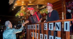 BAF 2025 menonjolkan keunikan seni Borneo melalui pelbagai bentuk seni tradisional dan kontemporari, termasuk tarian, ukiran, muzik, dan tekstil. Kesemua ini mencerminkan warisan budaya yang kaya dan pelbagai etnik di Borneo. Semangat perpaduan dipupuk melalui penglibatan semua komuniti dalam acara ini, mempromosikan kerjasama dan saling menghormati antara pelbagai bangsa. Melalui BAF 2025, kita dapat meraikan keanekaragaman dan merapatkan hubungan antaranya, sekaligus mengangkat identiti seni Borneo di peringkat global.