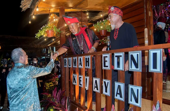 BAF 2025 menonjolkan keunikan seni Borneo melalui pelbagai bentuk seni tradisional dan kontemporari, termasuk tarian, ukiran, muzik, dan tekstil. Kesemua ini mencerminkan warisan budaya yang kaya dan pelbagai etnik di Borneo. Semangat perpaduan dipupuk melalui penglibatan semua komuniti dalam acara ini, mempromosikan kerjasama dan saling menghormati antara pelbagai bangsa. Melalui BAF 2025, kita dapat meraikan keanekaragaman dan merapatkan hubungan antaranya, sekaligus mengangkat identiti seni Borneo di peringkat global.