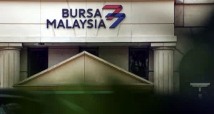 Bursa Malaysia mencatatkan kenaikan untuk hari ketiga berturut-turut dengan pengukuhan ringgit.