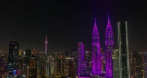 Manifesto Makcik: Panas, Humor, dan Tegas
1. Cuaca Panas, Hati Kena Sejuk
Jangan biarkan panas luar mempengaruhi sikap kita. Kita boleh jadi hangat dan mesra tanpa perlu merungut tentang cuaca!
2. Ketawa Itu Penawar
Makcik percaya ketawa boleh menyelesaikan banyak masalah. Jadi, marilah kita bergurau dan berhibur! Humor boleh merapatkan hubungan!
3. Pendekatan Tegas
Apabila ada yang tak betul, kita harus berani bersuara. Kebenaran kadang-kadang pedih, tetapi ia perlu ditegakkan. Macam makcik cakap, “Kalau tak berani, jangan nak jadi ketua!”
4. Cinta dan Kasih Sayang
Makcik percaya kasih sayang adalah kunci kepada kehidupan yang bahagia. Mari kita sebarkan cinta dalam setiap langkah kita!
5. Makanan Itu Terapi
Makanan bukan sekadar mengisi perut, tetapi juga menyatukan hati. Jangan ragu untuk berkongsi masakan makcik yang ‘padu’!
6. Keadilan dan Kesaksamaan
Semua orang berhak mendapat tempat dan suara. Kita perlu bekerja bersama untuk menegakkan keadilan dalam masyarakat.
7. Ketahanan dalam Kesusahan
Hidup bukan selalu indah; kadang-kadang perlu berjuang. Namun, makcik percaya kita boleh hadapi cabaran dengan senyuman dan semangat!
Mari kita bawa manifesto ini ke depan dan berjaya bersama!