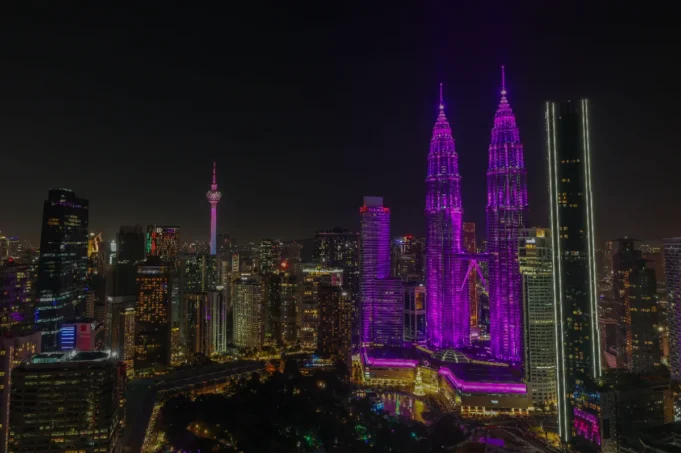 Manifesto Makcik: Panas, Humor, dan Tegas
1. Cuaca Panas, Hati Kena Sejuk
Jangan biarkan panas luar mempengaruhi sikap kita. Kita boleh jadi hangat dan mesra tanpa perlu merungut tentang cuaca!
2. Ketawa Itu Penawar
Makcik percaya ketawa boleh menyelesaikan banyak masalah. Jadi, marilah kita bergurau dan berhibur! Humor boleh merapatkan hubungan!
3. Pendekatan Tegas
Apabila ada yang tak betul, kita harus berani bersuara. Kebenaran kadang-kadang pedih, tetapi ia perlu ditegakkan. Macam makcik cakap, “Kalau tak berani, jangan nak jadi ketua!”
4. Cinta dan Kasih Sayang
Makcik percaya kasih sayang adalah kunci kepada kehidupan yang bahagia. Mari kita sebarkan cinta dalam setiap langkah kita!
5. Makanan Itu Terapi
Makanan bukan sekadar mengisi perut, tetapi juga menyatukan hati. Jangan ragu untuk berkongsi masakan makcik yang ‘padu’!
6. Keadilan dan Kesaksamaan
Semua orang berhak mendapat tempat dan suara. Kita perlu bekerja bersama untuk menegakkan keadilan dalam masyarakat.
7. Ketahanan dalam Kesusahan
Hidup bukan selalu indah; kadang-kadang perlu berjuang. Namun, makcik percaya kita boleh hadapi cabaran dengan senyuman dan semangat!
Mari kita bawa manifesto ini ke depan dan berjaya bersama!