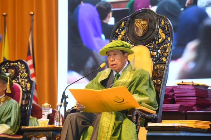 Sultan Selangor menekankan pentingnya nilai keinsanan dan peribadi mulia kepada graduan UPM.