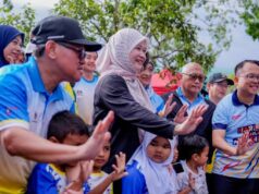 Kemasukan Peperiksaan Utama Dalam Pendidikan: Mengapa Perlu Dimansuhkan?
Perdebatan mengenai pemansuhan peperiksaan utama dalam sistem pendidikan semakin hangat diperkatakan. Terdapat pelbagai alasan yang menyokong pendapat ini, terutamanya untuk memberikan kebebasan dan kreativiti dalam pembelajaran pelajar. Berikut adalah beberapa sebab utama mengapa pemansuhan peperiksaan perlu dipertimbangkan.
Memupuk Kreativiti dan Minat: Peperiksaan sering kali menekankan pada ingatan semata-mata. Tanpa tekanan peperiksaan, pelajar dapat meneroka pelajaran dengan lebih mendalam dan kreatif. Ini membolehkan mereka mencintai proses pembelajaran dan menyemai minat dalam bidang yang mereka pilih.
Mengurangkan Tekanan Emosi: Sistem peperiksaan yang ketat boleh menyebabkan tekanan yang tinggi dalam kalangan pelajar. Dengan memansuhkan peperiksaan, ruang bagi perkembangan mental dan emosi mereka dapat ditingkatkan. Pelajar dapat belajar dengan cara yang lebih santai, yang seterusnya meningkatkan kesejahteraan mereka.
Menyokong Pelbagai Kaedah Pembelajaran: Setiap pelajar mempunyai gaya belajar yang unik. Ketiadaan peperiksaan membenarkan guru untuk menggunakan pelbagai pendekatan pengajaran yang lebih inklusif, sesuai dengan keperluan individu pelajar.
Fokus kepada Kemahiran Praktikal: Pendidikan seharusnya memberi penekanan lebih kepada kemahiran praktikal dan pembelajaran berterusan. Pemansuhan peperiksaan membolehkan pelajar menumpukan perhatian kepada aplikasi pengetahuan dalam situasi dunia sebenar yang lebih relevan.
Elakkan Mentaliti ‘Burung Kakak Tua’: Dalam konteks ini, ‘burung kakak tua’ merujuk kepada pelajar yang hanya menghafal maklumat tanpa memahami konsep. Tanpa peperiksaan, pelajar akan lebih cenderung untuk memahami dan menerapkan pengetahuan mereka dengan lebih baik.
Mempromosikan Kerjasama dan Pembelajaran Berkumpulan: Sistem tanpa peperiksaan menggalakkan pembelajaran secara kolaboratif di kalangan pelajar. Mereka dapat belajar daripada antara satu sama lain, memperkukuhkan hubungan sosial dan kemahiran kerja berpasukan.
Mengadaptasi kepada Perubahan Zaman: Dalam era digital yang pesat berkembang, keperluan untuk menguasai kemahiran yang relevan menjadi semakin penting. Pendidikan harus mampu menyesuaikan diri dengan perubahan ini dan tidak terikat kepada sistem penilaian yang ketinggalan zaman.
Secara keseluruhan, memansuhkan peperiksaan utama bukan sahaja akan memberi kesan positif kepada pengembangan pelajar secara individu, tetapi juga akan mencipta generasi yang lebih berpengetahuan, kreatif, dan bersedia menghadapi cabaran masa depan.