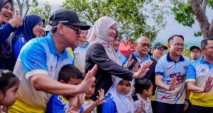 Kemasukan Peperiksaan Utama Dalam Pendidikan: Mengapa Perlu Dimansuhkan?
Perdebatan mengenai pemansuhan peperiksaan utama dalam sistem pendidikan semakin hangat diperkatakan. Terdapat pelbagai alasan yang menyokong pendapat ini, terutamanya untuk memberikan kebebasan dan kreativiti dalam pembelajaran pelajar. Berikut adalah beberapa sebab utama mengapa pemansuhan peperiksaan perlu dipertimbangkan.
Memupuk Kreativiti dan Minat: Peperiksaan sering kali menekankan pada ingatan semata-mata. Tanpa tekanan peperiksaan, pelajar dapat meneroka pelajaran dengan lebih mendalam dan kreatif. Ini membolehkan mereka mencintai proses pembelajaran dan menyemai minat dalam bidang yang mereka pilih.
Mengurangkan Tekanan Emosi: Sistem peperiksaan yang ketat boleh menyebabkan tekanan yang tinggi dalam kalangan pelajar. Dengan memansuhkan peperiksaan, ruang bagi perkembangan mental dan emosi mereka dapat ditingkatkan. Pelajar dapat belajar dengan cara yang lebih santai, yang seterusnya meningkatkan kesejahteraan mereka.
Menyokong Pelbagai Kaedah Pembelajaran: Setiap pelajar mempunyai gaya belajar yang unik. Ketiadaan peperiksaan membenarkan guru untuk menggunakan pelbagai pendekatan pengajaran yang lebih inklusif, sesuai dengan keperluan individu pelajar.
Fokus kepada Kemahiran Praktikal: Pendidikan seharusnya memberi penekanan lebih kepada kemahiran praktikal dan pembelajaran berterusan. Pemansuhan peperiksaan membolehkan pelajar menumpukan perhatian kepada aplikasi pengetahuan dalam situasi dunia sebenar yang lebih relevan.
Elakkan Mentaliti ‘Burung Kakak Tua’: Dalam konteks ini, ‘burung kakak tua’ merujuk kepada pelajar yang hanya menghafal maklumat tanpa memahami konsep. Tanpa peperiksaan, pelajar akan lebih cenderung untuk memahami dan menerapkan pengetahuan mereka dengan lebih baik.
Mempromosikan Kerjasama dan Pembelajaran Berkumpulan: Sistem tanpa peperiksaan menggalakkan pembelajaran secara kolaboratif di kalangan pelajar. Mereka dapat belajar daripada antara satu sama lain, memperkukuhkan hubungan sosial dan kemahiran kerja berpasukan.
Mengadaptasi kepada Perubahan Zaman: Dalam era digital yang pesat berkembang, keperluan untuk menguasai kemahiran yang relevan menjadi semakin penting. Pendidikan harus mampu menyesuaikan diri dengan perubahan ini dan tidak terikat kepada sistem penilaian yang ketinggalan zaman.
Secara keseluruhan, memansuhkan peperiksaan utama bukan sahaja akan memberi kesan positif kepada pengembangan pelajar secara individu, tetapi juga akan mencipta generasi yang lebih berpengetahuan, kreatif, dan bersedia menghadapi cabaran masa depan.