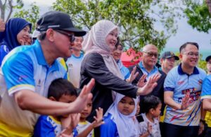 Kemasukan Peperiksaan Utama Dalam Pendidikan: Mengapa Perlu Dimansuhkan?
Perdebatan mengenai pemansuhan peperiksaan utama dalam sistem pendidikan semakin hangat diperkatakan. Terdapat pelbagai alasan yang menyokong pendapat ini, terutamanya untuk memberikan kebebasan dan kreativiti dalam pembelajaran pelajar. Berikut adalah beberapa sebab utama mengapa pemansuhan peperiksaan perlu dipertimbangkan.
Memupuk Kreativiti dan Minat: Peperiksaan sering kali menekankan pada ingatan semata-mata. Tanpa tekanan peperiksaan, pelajar dapat meneroka pelajaran dengan lebih mendalam dan kreatif. Ini membolehkan mereka mencintai proses pembelajaran dan menyemai minat dalam bidang yang mereka pilih.
Mengurangkan Tekanan Emosi: Sistem peperiksaan yang ketat boleh menyebabkan tekanan yang tinggi dalam kalangan pelajar. Dengan memansuhkan peperiksaan, ruang bagi perkembangan mental dan emosi mereka dapat ditingkatkan. Pelajar dapat belajar dengan cara yang lebih santai, yang seterusnya meningkatkan kesejahteraan mereka.
Menyokong Pelbagai Kaedah Pembelajaran: Setiap pelajar mempunyai gaya belajar yang unik. Ketiadaan peperiksaan membenarkan guru untuk menggunakan pelbagai pendekatan pengajaran yang lebih inklusif, sesuai dengan keperluan individu pelajar.
Fokus kepada Kemahiran Praktikal: Pendidikan seharusnya memberi penekanan lebih kepada kemahiran praktikal dan pembelajaran berterusan. Pemansuhan peperiksaan membolehkan pelajar menumpukan perhatian kepada aplikasi pengetahuan dalam situasi dunia sebenar yang lebih relevan.
Elakkan Mentaliti ‘Burung Kakak Tua’: Dalam konteks ini, ‘burung kakak tua’ merujuk kepada pelajar yang hanya menghafal maklumat tanpa memahami konsep. Tanpa peperiksaan, pelajar akan lebih cenderung untuk memahami dan menerapkan pengetahuan mereka dengan lebih baik.
Mempromosikan Kerjasama dan Pembelajaran Berkumpulan: Sistem tanpa peperiksaan menggalakkan pembelajaran secara kolaboratif di kalangan pelajar. Mereka dapat belajar daripada antara satu sama lain, memperkukuhkan hubungan sosial dan kemahiran kerja berpasukan.
Mengadaptasi kepada Perubahan Zaman: Dalam era digital yang pesat berkembang, keperluan untuk menguasai kemahiran yang relevan menjadi semakin penting. Pendidikan harus mampu menyesuaikan diri dengan perubahan ini dan tidak terikat kepada sistem penilaian yang ketinggalan zaman.
Secara keseluruhan, memansuhkan peperiksaan utama bukan sahaja akan memberi kesan positif kepada pengembangan pelajar secara individu, tetapi juga akan mencipta generasi yang lebih berpengetahuan, kreatif, dan bersedia menghadapi cabaran masa depan.