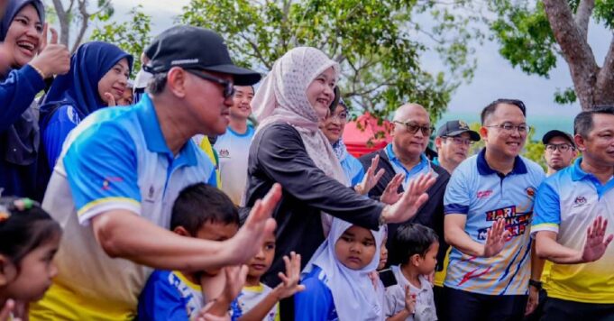 Kemasukan Peperiksaan Utama Dalam Pendidikan: Mengapa Perlu Dimansuhkan?
Perdebatan mengenai pemansuhan peperiksaan utama dalam sistem pendidikan semakin hangat diperkatakan. Terdapat pelbagai alasan yang menyokong pendapat ini, terutamanya untuk memberikan kebebasan dan kreativiti dalam pembelajaran pelajar. Berikut adalah beberapa sebab utama mengapa pemansuhan peperiksaan perlu dipertimbangkan.
Memupuk Kreativiti dan Minat: Peperiksaan sering kali menekankan pada ingatan semata-mata. Tanpa tekanan peperiksaan, pelajar dapat meneroka pelajaran dengan lebih mendalam dan kreatif. Ini membolehkan mereka mencintai proses pembelajaran dan menyemai minat dalam bidang yang mereka pilih.
Mengurangkan Tekanan Emosi: Sistem peperiksaan yang ketat boleh menyebabkan tekanan yang tinggi dalam kalangan pelajar. Dengan memansuhkan peperiksaan, ruang bagi perkembangan mental dan emosi mereka dapat ditingkatkan. Pelajar dapat belajar dengan cara yang lebih santai, yang seterusnya meningkatkan kesejahteraan mereka.
Menyokong Pelbagai Kaedah Pembelajaran: Setiap pelajar mempunyai gaya belajar yang unik. Ketiadaan peperiksaan membenarkan guru untuk menggunakan pelbagai pendekatan pengajaran yang lebih inklusif, sesuai dengan keperluan individu pelajar.
Fokus kepada Kemahiran Praktikal: Pendidikan seharusnya memberi penekanan lebih kepada kemahiran praktikal dan pembelajaran berterusan. Pemansuhan peperiksaan membolehkan pelajar menumpukan perhatian kepada aplikasi pengetahuan dalam situasi dunia sebenar yang lebih relevan.
Elakkan Mentaliti ‘Burung Kakak Tua’: Dalam konteks ini, ‘burung kakak tua’ merujuk kepada pelajar yang hanya menghafal maklumat tanpa memahami konsep. Tanpa peperiksaan, pelajar akan lebih cenderung untuk memahami dan menerapkan pengetahuan mereka dengan lebih baik.
Mempromosikan Kerjasama dan Pembelajaran Berkumpulan: Sistem tanpa peperiksaan menggalakkan pembelajaran secara kolaboratif di kalangan pelajar. Mereka dapat belajar daripada antara satu sama lain, memperkukuhkan hubungan sosial dan kemahiran kerja berpasukan.
Mengadaptasi kepada Perubahan Zaman: Dalam era digital yang pesat berkembang, keperluan untuk menguasai kemahiran yang relevan menjadi semakin penting. Pendidikan harus mampu menyesuaikan diri dengan perubahan ini dan tidak terikat kepada sistem penilaian yang ketinggalan zaman.
Secara keseluruhan, memansuhkan peperiksaan utama bukan sahaja akan memberi kesan positif kepada pengembangan pelajar secara individu, tetapi juga akan mencipta generasi yang lebih berpengetahuan, kreatif, dan bersedia menghadapi cabaran masa depan.