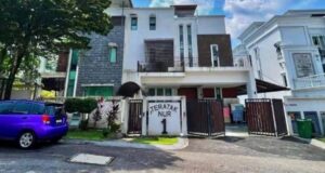 Tular baru-baru ini mengenai dakwaan bahawa rumah milik Rebecca Nur Al Islam di Ampang dilaporkan akan dilelong dengan harga hampir RM2.9 juta. Berita ini menarik perhatian ramai dan mencetuskan pelbagai reaksi di kalangan peminat dan netizen. Ada yang memberikan pendapat mengenai keadaan tersebut serta kemungkinan punca kenapa rumah tersebut sampai ke tahap dilelong. Sementara itu, Rebecca masih belum mengeluarkan sebarang kenyataan rasmi mengenai isu ini.