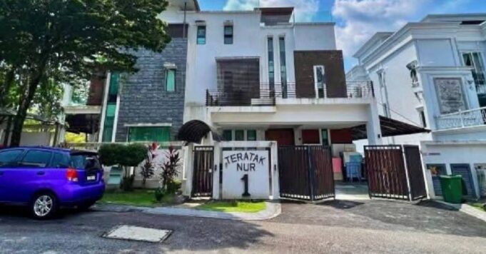 Tular baru-baru ini mengenai dakwaan bahawa rumah milik Rebecca Nur Al Islam di Ampang dilaporkan akan dilelong dengan harga hampir RM2.9 juta. Berita ini menarik perhatian ramai dan mencetuskan pelbagai reaksi di kalangan peminat dan netizen. Ada yang memberikan pendapat mengenai keadaan tersebut serta kemungkinan punca kenapa rumah tersebut sampai ke tahap dilelong. Sementara itu, Rebecca masih belum mengeluarkan sebarang kenyataan rasmi mengenai isu ini.