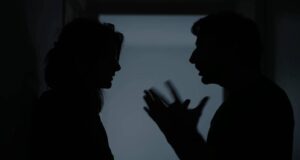 Pemain import Liga Super didakwa terlibat dalam skandal curang dengan isteri orang, selepas beberapa kali ‘check in’ yang mencurigakan. Tindakan ini mencetuskan kontroversi, mengundang pelbagai reaksi daripada peminat dan masyarakat. Hal ini bukan sahaja mencemarkan imej pemain tetapi juga mempengaruhi hubungan yang sedia ada. Banyak pihak berharap isu ini akan diselesaikan dengan baik tanpa membawa kepada implikasi yang lebih besar.