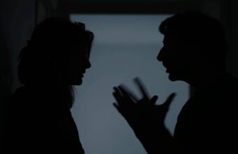 Pemain import Liga Super didakwa terlibat dalam skandal curang dengan isteri orang, selepas beberapa kali ‘check in’ yang mencurigakan. Tindakan ini mencetuskan kontroversi, mengundang pelbagai reaksi daripada peminat dan masyarakat. Hal ini bukan sahaja mencemarkan imej pemain tetapi juga mempengaruhi hubungan yang sedia ada. Banyak pihak berharap isu ini akan diselesaikan dengan baik tanpa membawa kepada implikasi yang lebih besar.