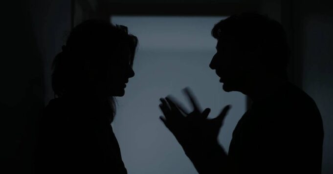 Pemain import Liga Super didakwa terlibat dalam skandal curang dengan isteri orang, selepas beberapa kali ‘check in’ yang mencurigakan. Tindakan ini mencetuskan kontroversi, mengundang pelbagai reaksi daripada peminat dan masyarakat. Hal ini bukan sahaja mencemarkan imej pemain tetapi juga mempengaruhi hubungan yang sedia ada. Banyak pihak berharap isu ini akan diselesaikan dengan baik tanpa membawa kepada implikasi yang lebih besar.