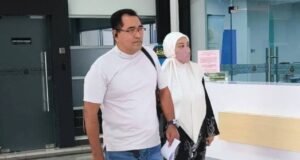 Kaunselor eHati mengalirkan air mata di mahkamah semasa mengakui rasa malu mengenai pendedahan tubuhnya di khalayak. Dalam sesi pendengaran, beliau mengungkapkan betapa beratnya beban trauma yang ditanggung seorang diri. “Saya merasa terasing dan tertekan,” katanya, menambah bahawa pengalaman itu meninggalkan kesan mendalam dalam hidupnya. Keberanian untuk tampil ke hadapan dan berkongsi kisah kesedihannya wajar dipuji, namun ia juga menunjukkan betapa pentingnya sokongan emosi dalam situasi seperti ini.