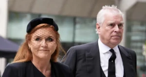 Sarah Ferguson menghadapi kesan akibat krisis perlucutan gelaran Prince Andrew.