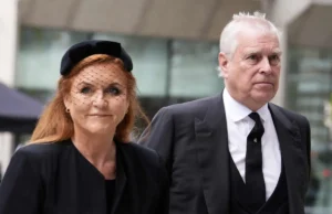 Sarah Ferguson menghadapi kesan akibat krisis perlucutan gelaran Prince Andrew.