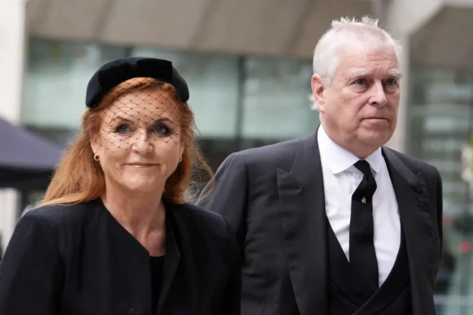 Sarah Ferguson menghadapi kesan akibat krisis perlucutan gelaran Prince Andrew.