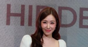 Bongkar Rahsia Kulit Berseri Tiffany SNSD! Ternyata, dia menggunakan Serum dan Losen Badan Eucerin untuk mengekalkan kelembapan dan cahaya semula jadi kulitnya. Produk ini terkenal dengan formula yang ringan dan berkesan, memberikan hidrasi yang mendalam. Dengan rutin kecantikan yang konsisten, kulit Tiffany sentiasa nampak berseri dan sihat! Kunci kepada kulit yang anggun adalah pemilihan produk yang tepat dan penjagaan yang teliti.