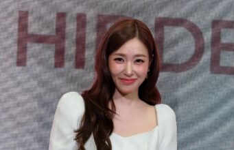 Bongkar Rahsia Kulit Berseri Tiffany SNSD! Ternyata, dia menggunakan Serum dan Losen Badan Eucerin untuk mengekalkan kelembapan dan cahaya semula jadi kulitnya. Produk ini terkenal dengan formula yang ringan dan berkesan, memberikan hidrasi yang mendalam. Dengan rutin kecantikan yang konsisten, kulit Tiffany sentiasa nampak berseri dan sihat! Kunci kepada kulit yang anggun adalah pemilihan produk yang tepat dan penjagaan yang teliti.