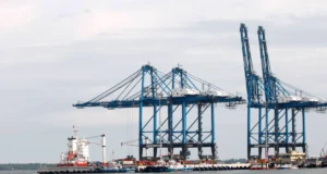 Pelabuhan Klang antara 10 pelabuhan kontena utama dunia.