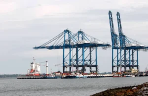 Pelabuhan Klang antara 10 pelabuhan kontena utama dunia.