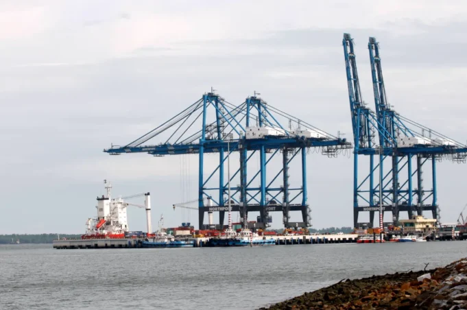 Pelabuhan Klang antara 10 pelabuhan kontena utama dunia.