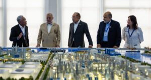 Maharani Freeport berpotensi menjadi game changer bagi Malaysia kerana ia akan menarik pelaburan asing, mencipta peluang pekerjaan dan merangsang ekonomi tempatan. Dengan kemudahan bebas cukai, ia dapat meningkatkan daya tarikan sektor pelancongan dan peruncitan, serta menggalakkan pertumbuhan industri kreatif. Kewujudan Maharani Freeport juga dapat meningkatkan keuntungan daripada perdagangan global dan memperkukuh posisi Malaysia dalam peta ekonomi dunia.
Tajuk: “Maharani Freeport: Merintis Revolusi Ekonomi Malaysia”