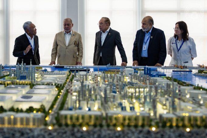 Maharani Freeport berpotensi menjadi game changer bagi Malaysia kerana ia akan menarik pelaburan asing, mencipta peluang pekerjaan dan merangsang ekonomi tempatan. Dengan kemudahan bebas cukai, ia dapat meningkatkan daya tarikan sektor pelancongan dan peruncitan, serta menggalakkan pertumbuhan industri kreatif. Kewujudan Maharani Freeport juga dapat meningkatkan keuntungan daripada perdagangan global dan memperkukuh posisi Malaysia dalam peta ekonomi dunia.
Tajuk: “Maharani Freeport: Merintis Revolusi Ekonomi Malaysia”