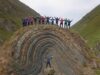 Keajaiban Geologi: Glentornan Fold dan Lapisan Sedimen Bray Head, Ireland