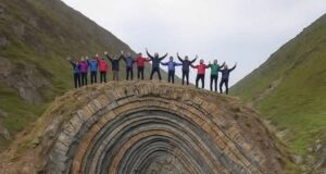 Keajaiban Geologi: Glentornan Fold dan Lapisan Sedimen Bray Head, Ireland