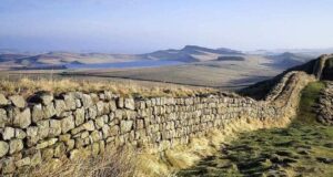 Hadrian’s Wall: Perisai Kekuasaan Rom di Britain