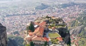 Meteora: Keajaiban Alam dan Sejarah di Puncak Gunung