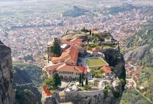 Meteora: Keajaiban Alam dan Sejarah di Puncak Gunung