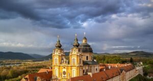 Keajaiban Melk: Permata Sejarah di Tepian Sungai Danube