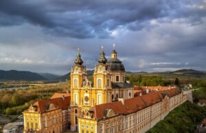 Keajaiban Melk: Permata Sejarah di Tepian Sungai Danube