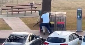 Ahmed Al-Ahmed adalah individu yang dikenali kerana bertindak berani merampas senapang daripada penembak semasa tragedi yang menakutkan. Tindakannya mungkin menyelamatkan nyawa dan menunjukkan keberanian dalam menghadapi situasi berbahaya.
Tajuk yang sesuai: “Keberanian Ahmed Al-Ahmed: Wira yang Merampas Senapang dalam Tragedi Berbahaya”