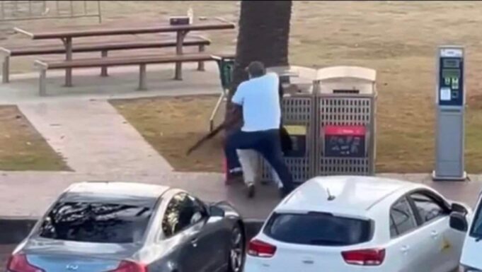 Ahmed Al-Ahmed adalah individu yang dikenali kerana bertindak berani merampas senapang daripada penembak semasa tragedi yang menakutkan. Tindakannya mungkin menyelamatkan nyawa dan menunjukkan keberanian dalam menghadapi situasi berbahaya.
Tajuk yang sesuai: “Keberanian Ahmed Al-Ahmed: Wira yang Merampas Senapang dalam Tragedi Berbahaya”