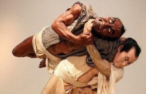 Keagungan Seni Kayu: Patung Hidup Sumo oleh Yasumuto Kamehachi (1890)